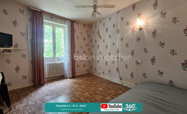 Une maison en exclusivité avec ses points forts :

- Centre ville d'Artenay
- Petit budget
- Gros potentiel
- Grenier aménageable
- Beaux volumes 
- Luminosité

Le secteur : 

La maison se trouve dans la commune d'Artenay, bénéficiant ainsi des commerces de proximité, des commodités, professionnels de sante, ainsi que des établissements scolaires jusqu'au collège. 

Villes à proximité :

La Nationale 20 ainsi que l'autoroute pour Paris-Orléans, font d'Artenay un secteur privilégié, sans oublier la gare SNCF pour Paris-Orléans également. Vous serez à 15min du cap Saran, 25min d'Orléans et Angerville, 40min d'Etampes... 

La maison, d'une superficie habitable de 65m2, est sur 3 niveaux. 

Le rez de chaussée : 

Vous y trouverez une cuisine, une pièce à vivre, une salle d'eau avec toilettes ainsi qu'un cellier. 

L'étage : 

Un grand palier donne accès à deux chambres. C'est un vrai R+1, et vous n'aurez donc pas de mansardes. 
Une trappe avec échelle escamotable donne accès au grenier aménageable. 

Côté technique : 

Assainissement collectif, chaudière gaz de ville

Visite virtuelle 360° sur demande,
Vidéo de présentation sur ma page YouTube,
J'attends votre appel pour planifier une visite. Dans le cadre de votre projet d’acquisition et conformément aux dispositions de la loi ELAN, nous souhaitons vous informer de vos droits avant la visite du bien que vous envisagez. Nous vous rappelons que vous avez la possibilité de vous faire accompagner, lors de la visite, par un professionnel de la construction de votre choix (architecte, expert en bâtiment, maître d’œuvre, artisan, etc.). Cette démarche peut vous permettre d’obtenir un avis technique éclairé sur l’état du bien, d’identifier d’éventuels travaux à prévoir et de sécuriser votre projet d’acquisition. Nous vous remercions de bien vouloir nous informer en amont de la visite si vous souhaitez être accompagné(e), afin de faciliter l’organisation de celle-ci dans les meilleures conditions.