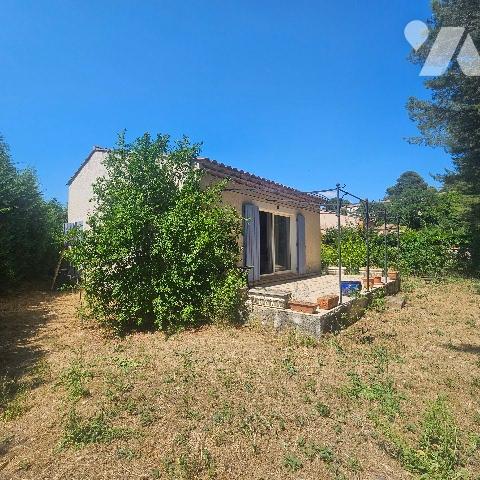 Beau potentiel pour cette maison : idéal pour famille ou revenus locatifs. Ne manquez pas !