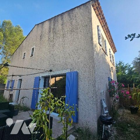 Beau potentiel pour cette maison : idéal pour famille ou revenus locatifs. Ne manquez pas !