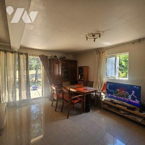 Beau potentiel pour cette maison : idéal pour famille ou revenus locatifs. Ne manquez pas !