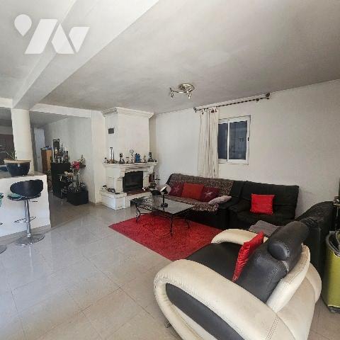 Beau potentiel pour cette maison : idéal pour famille ou revenus locatifs. Ne manquez pas !