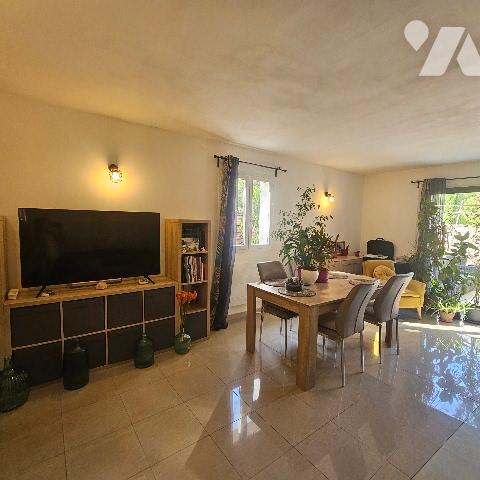 Beau potentiel pour cette maison : idéal pour famille ou revenus locatifs. Ne manquez pas !
