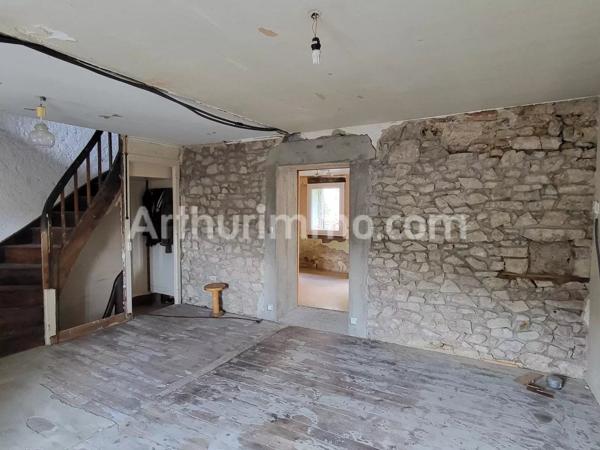 Vente                                                      Maison de village
                        
                     3 pièces                      71 m2                     à Saint-Julien-Molin-Molette