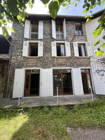 Découvrez ce plateau de 108 m² à aménager situé au 2ème et dernier étage d’une bâtisse pleine de charme, sur la commune de Renage.

Superficie : 108 m²
Petit extérieur privatif
1 place de parking privative
Monte-charge privatif desservant exclusivement le dernier étage
Travaux à prévoir – laissez libre cours à vos envies pour créer un espace unique et personnalisé
Bien situé dans une copropriété de 5 lots
Proche des commerces et commodités
Beau potentiel d’aménagement, volumes agréables et nombreuses possibilités selon vos projets.

Idéal pour un premier achat, un investissement locatif ou un projet sur mesure.