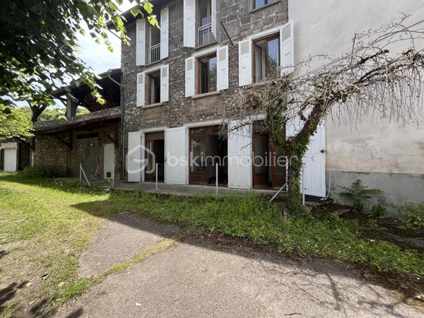 Découvrez ce plateau de 108 m² à aménager situé au 2ème et dernier étage d’une bâtisse pleine de charme, sur la commune de Renage.

Superficie : 108 m²
Petit extérieur privatif
1 place de parking privative
Monte-charge privatif desservant exclusivement le dernier étage
Travaux à prévoir – laissez libre cours à vos envies pour créer un espace unique et personnalisé
Bien situé dans une copropriété de 5 lots
Proche des commerces et commodités
Beau potentiel d’aménagement, volumes agréables et nombreuses possibilités selon vos projets.

Idéal pour un premier achat, un investissement locatif ou un projet sur mesure.