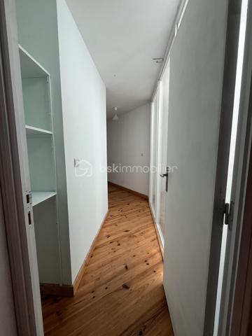 Découvrez ce plateau de 108 m² à aménager situé au 2ème et dernier étage d’une bâtisse pleine de charme, sur la commune de Renage.

Superficie : 108 m²
Petit extérieur privatif
1 place de parking privative
Monte-charge privatif desservant exclusivement le dernier étage
Travaux à prévoir – laissez libre cours à vos envies pour créer un espace unique et personnalisé
Bien situé dans une copropriété de 5 lots
Proche des commerces et commodités
Beau potentiel d’aménagement, volumes agréables et nombreuses possibilités selon vos projets.

Idéal pour un premier achat, un investissement locatif ou un projet sur mesure.