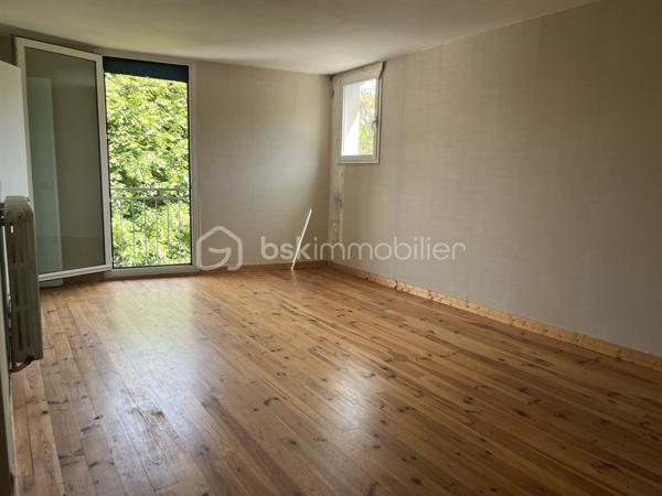 Découvrez ce plateau de 108 m² à aménager situé au 2ème et dernier étage d’une bâtisse pleine de charme, sur la commune de Renage.

Superficie : 108 m²
Petit extérieur privatif
1 place de parking privative
Monte-charge privatif desservant exclusivement le dernier étage
Travaux à prévoir – laissez libre cours à vos envies pour créer un espace unique et personnalisé
Bien situé dans une copropriété de 5 lots
Proche des commerces et commodités
Beau potentiel d’aménagement, volumes agréables et nombreuses possibilités selon vos projets.

Idéal pour un premier achat, un investissement locatif ou un projet sur mesure.