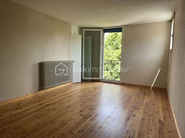 Découvrez ce plateau de 108 m² à aménager situé au 2ème et dernier étage d’une bâtisse pleine de charme, sur la commune de Renage.

Superficie : 108 m²
Petit extérieur privatif
1 place de parking privative
Monte-charge privatif desservant exclusivement le dernier étage
Travaux à prévoir – laissez libre cours à vos envies pour créer un espace unique et personnalisé
Bien situé dans une copropriété de 5 lots
Proche des commerces et commodités
Beau potentiel d’aménagement, volumes agréables et nombreuses possibilités selon vos projets.

Idéal pour un premier achat, un investissement locatif ou un projet sur mesure.