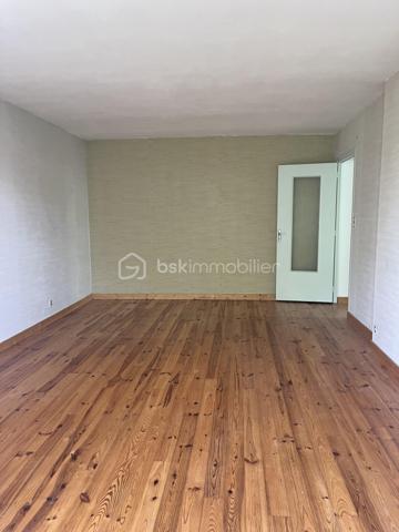 Découvrez ce plateau de 108 m² à aménager situé au 2ème et dernier étage d’une bâtisse pleine de charme, sur la commune de Renage.

Superficie : 108 m²
Petit extérieur privatif
1 place de parking privative
Monte-charge privatif desservant exclusivement le dernier étage
Travaux à prévoir – laissez libre cours à vos envies pour créer un espace unique et personnalisé
Bien situé dans une copropriété de 5 lots
Proche des commerces et commodités
Beau potentiel d’aménagement, volumes agréables et nombreuses possibilités selon vos projets.

Idéal pour un premier achat, un investissement locatif ou un projet sur mesure.