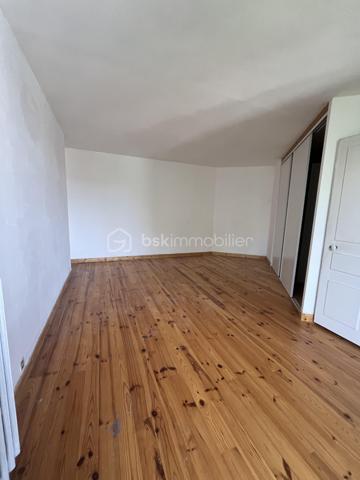 Découvrez ce plateau de 108 m² à aménager situé au 2ème et dernier étage d’une bâtisse pleine de charme, sur la commune de Renage.

Superficie : 108 m²
Petit extérieur privatif
1 place de parking privative
Monte-charge privatif desservant exclusivement le dernier étage
Travaux à prévoir – laissez libre cours à vos envies pour créer un espace unique et personnalisé
Bien situé dans une copropriété de 5 lots
Proche des commerces et commodités
Beau potentiel d’aménagement, volumes agréables et nombreuses possibilités selon vos projets.

Idéal pour un premier achat, un investissement locatif ou un projet sur mesure.