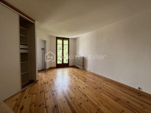 Découvrez ce plateau de 108 m² à aménager situé au 2ème et dernier étage d’une bâtisse pleine de charme, sur la commune de Renage.

Superficie : 108 m²
Petit extérieur privatif
1 place de parking privative
Monte-charge privatif desservant exclusivement le dernier étage
Travaux à prévoir – laissez libre cours à vos envies pour créer un espace unique et personnalisé
Bien situé dans une copropriété de 5 lots
Proche des commerces et commodités
Beau potentiel d’aménagement, volumes agréables et nombreuses possibilités selon vos projets.

Idéal pour un premier achat, un investissement locatif ou un projet sur mesure.