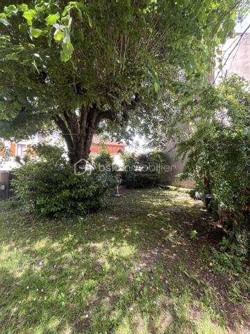 Découvrez ce plateau de 108 m² à aménager situé au 2ème et dernier étage d’une bâtisse pleine de charme, sur la commune de Renage.

Superficie : 108 m²
Petit extérieur privatif
1 place de parking privative
Monte-charge privatif desservant exclusivement le dernier étage
Travaux à prévoir – laissez libre cours à vos envies pour créer un espace unique et personnalisé
Bien situé dans une copropriété de 5 lots
Proche des commerces et commodités
Beau potentiel d’aménagement, volumes agréables et nombreuses possibilités selon vos projets.

Idéal pour un premier achat, un investissement locatif ou un projet sur mesure.
