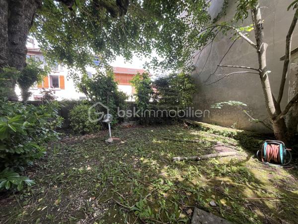 Découvrez ce plateau de 108 m² à aménager situé au 2ème et dernier étage d’une bâtisse pleine de charme, sur la commune de Renage.

Superficie : 108 m²
Petit extérieur privatif
1 place de parking privative
Monte-charge privatif desservant exclusivement le dernier étage
Travaux à prévoir – laissez libre cours à vos envies pour créer un espace unique et personnalisé
Bien situé dans une copropriété de 5 lots
Proche des commerces et commodités
Beau potentiel d’aménagement, volumes agréables et nombreuses possibilités selon vos projets.

Idéal pour un premier achat, un investissement locatif ou un projet sur mesure.