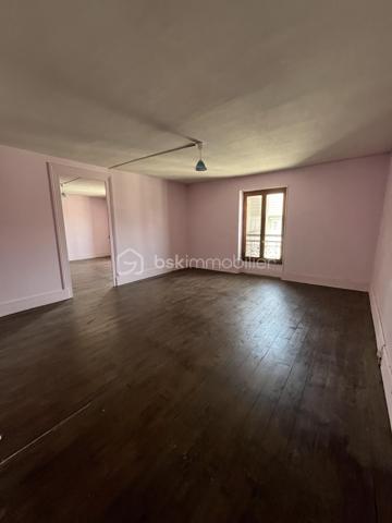 Découvrez ce plateau de 108 m² à aménager situé au 2ème et dernier étage d’une bâtisse pleine de charme, sur la commune de Renage.

Superficie : 108 m²
Petit extérieur privatif
1 place de parking privative
Monte-charge privatif desservant exclusivement le dernier étage
Travaux à prévoir – laissez libre cours à vos envies pour créer un espace unique et personnalisé
Bien situé dans une copropriété de 5 lots
Proche des commerces et commodités
Beau potentiel d’aménagement, volumes agréables et nombreuses possibilités selon vos projets.

Idéal pour un premier achat, un investissement locatif ou un projet sur mesure.