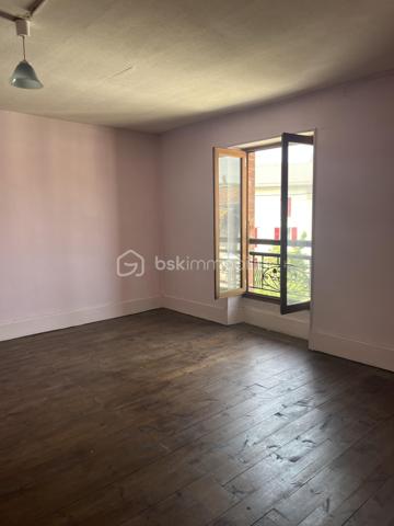 Découvrez ce plateau de 108 m² à aménager situé au 2ème et dernier étage d’une bâtisse pleine de charme, sur la commune de Renage.

Superficie : 108 m²
Petit extérieur privatif
1 place de parking privative
Monte-charge privatif desservant exclusivement le dernier étage
Travaux à prévoir – laissez libre cours à vos envies pour créer un espace unique et personnalisé
Bien situé dans une copropriété de 5 lots
Proche des commerces et commodités
Beau potentiel d’aménagement, volumes agréables et nombreuses possibilités selon vos projets.

Idéal pour un premier achat, un investissement locatif ou un projet sur mesure.