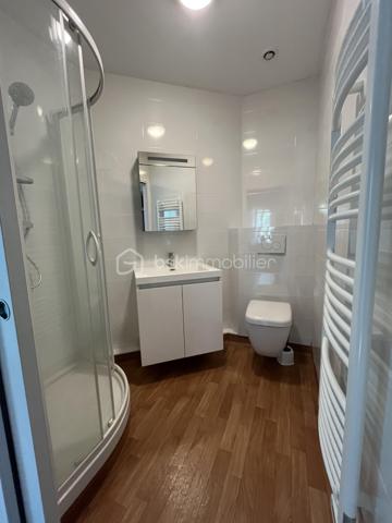 Découvrez ce plateau de 108 m² à aménager situé au 2ème et dernier étage d’une bâtisse pleine de charme, sur la commune de Renage.

Superficie : 108 m²
Petit extérieur privatif
1 place de parking privative
Monte-charge privatif desservant exclusivement le dernier étage
Travaux à prévoir – laissez libre cours à vos envies pour créer un espace unique et personnalisé
Bien situé dans une copropriété de 5 lots
Proche des commerces et commodités
Beau potentiel d’aménagement, volumes agréables et nombreuses possibilités selon vos projets.

Idéal pour un premier achat, un investissement locatif ou un projet sur mesure.