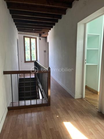 Découvrez ce plateau de 108 m² à aménager situé au 2ème et dernier étage d’une bâtisse pleine de charme, sur la commune de Renage.

Superficie : 108 m²
Petit extérieur privatif
1 place de parking privative
Monte-charge privatif desservant exclusivement le dernier étage
Travaux à prévoir – laissez libre cours à vos envies pour créer un espace unique et personnalisé
Bien situé dans une copropriété de 5 lots
Proche des commerces et commodités
Beau potentiel d’aménagement, volumes agréables et nombreuses possibilités selon vos projets.

Idéal pour un premier achat, un investissement locatif ou un projet sur mesure.