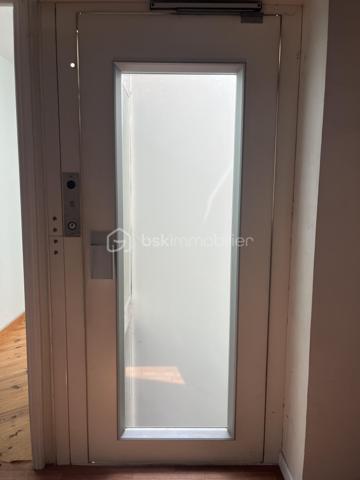 Découvrez ce plateau de 108 m² à aménager situé au 2ème et dernier étage d’une bâtisse pleine de charme, sur la commune de Renage.

Superficie : 108 m²
Petit extérieur privatif
1 place de parking privative
Monte-charge privatif desservant exclusivement le dernier étage
Travaux à prévoir – laissez libre cours à vos envies pour créer un espace unique et personnalisé
Bien situé dans une copropriété de 5 lots
Proche des commerces et commodités
Beau potentiel d’aménagement, volumes agréables et nombreuses possibilités selon vos projets.

Idéal pour un premier achat, un investissement locatif ou un projet sur mesure.