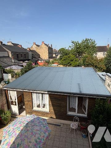 NOUVEAU!
FOUGERES Bonabry, Maison de ville proposant 148 m² habitables :
RDC : séjour-salon a...