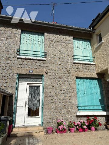 NOUVEAU!
FOUGERES Bonabry, Maison de ville proposant 148 m² habitables :
RDC : séjour-salon a...