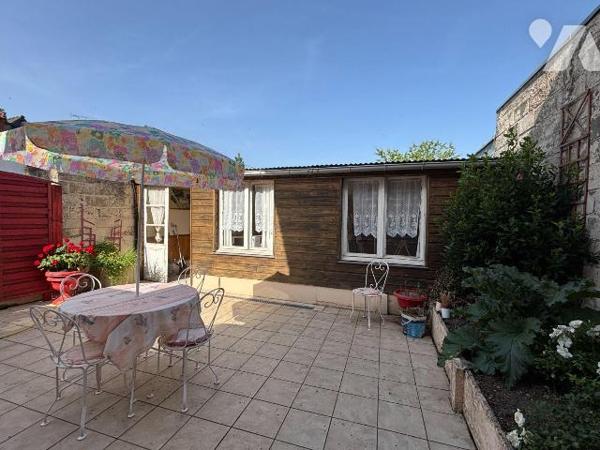 NOUVEAU!
FOUGERES Bonabry, Maison de ville proposant 148 m² habitables :
RDC : séjour-salon a...