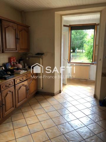 Maison ancienne de 94 m² sur 7 ares 88 de terrain à proximité des commerces et des échangeurs autoroutiers.