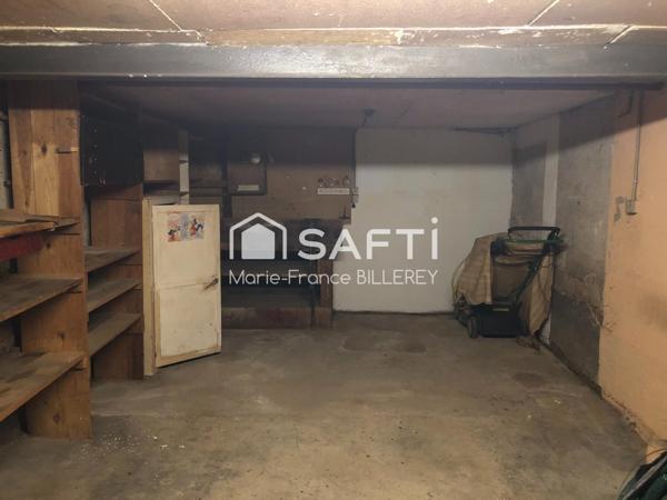 Maison ancienne de 94 m² sur 7 ares 88 de terrain à proximité des commerces et des échangeurs autoroutiers.