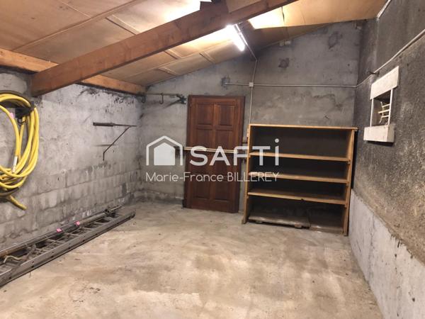 Maison ancienne de 94 m² sur 7 ares 88 de terrain à proximité des commerces et des échangeurs autoroutiers.