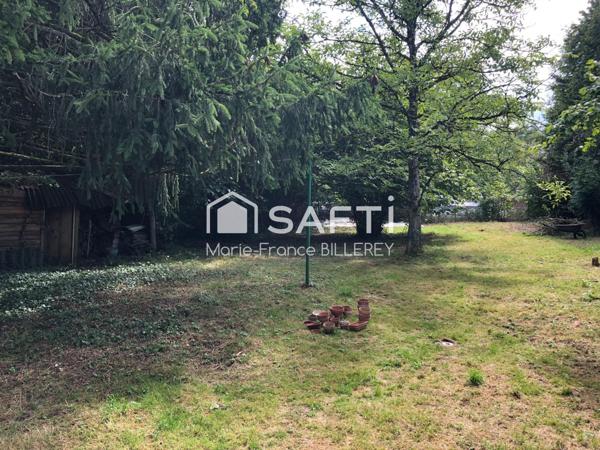 Maison ancienne de 94 m² sur 7 ares 88 de terrain à proximité des commerces et des échangeurs autoroutiers.