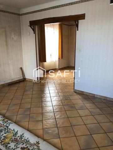 Maison ancienne de 94 m² sur 7 ares 88 de terrain à proximité des commerces et des échangeurs autoroutiers.