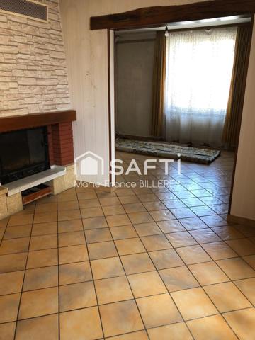 Maison ancienne de 94 m² sur 7 ares 88 de terrain à proximité des commerces et des échangeurs autoroutiers.