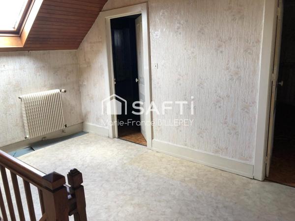 Maison ancienne de 94 m² sur 7 ares 88 de terrain à proximité des commerces et des échangeurs autoroutiers.