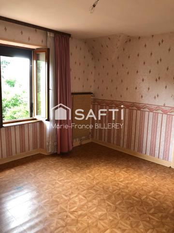 Maison ancienne de 94 m² sur 7 ares 88 de terrain à proximité des commerces et des échangeurs autoroutiers.