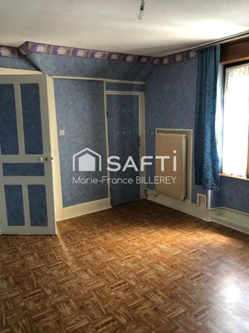 Maison ancienne de 94 m² sur 7 ares 88 de terrain à proximité des commerces et des échangeurs autoroutiers.