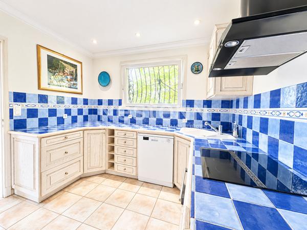 Villa 5 pièces à vendre à Saint-Raphaël avec piscine et garage