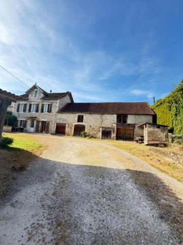 PROCHE DE SARLAT LA CANÉDA À RENOVER FORT POTENTIEL
