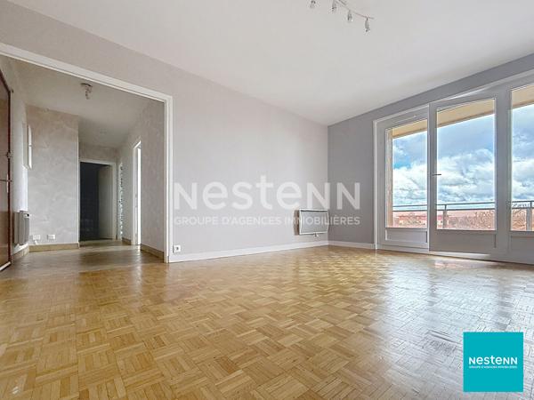 Dernier étage, 52,22 m2, balcon avec vue dégagée et garage : un cadre de vie agréable à deux pas du centre-ville de Feurs.