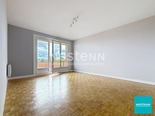 Dernier étage, 52,22 m2, balcon avec vue dégagée et garage : un cadre de vie agréable à deux pas du centre-ville de Feurs.