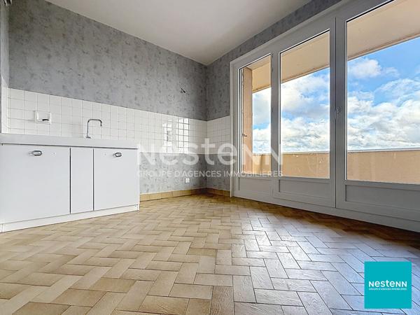 Dernier étage, 52,22 m2, balcon avec vue dégagée et garage : un cadre de vie agréable à deux pas du centre-ville de Feurs.