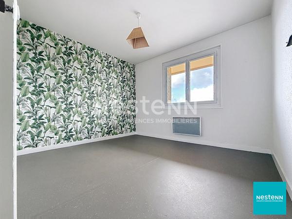 Dernier étage, 52,22 m2, balcon avec vue dégagée et garage : un cadre de vie agréable à deux pas du centre-ville de Feurs.