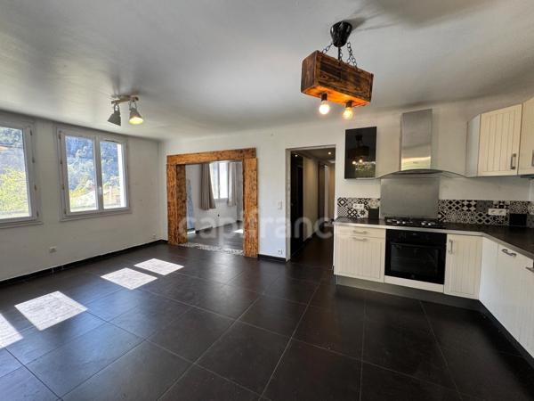 Maison avec travaux + studio indépendant 104 m2 + Garage fermée - au calme CLANS (06)