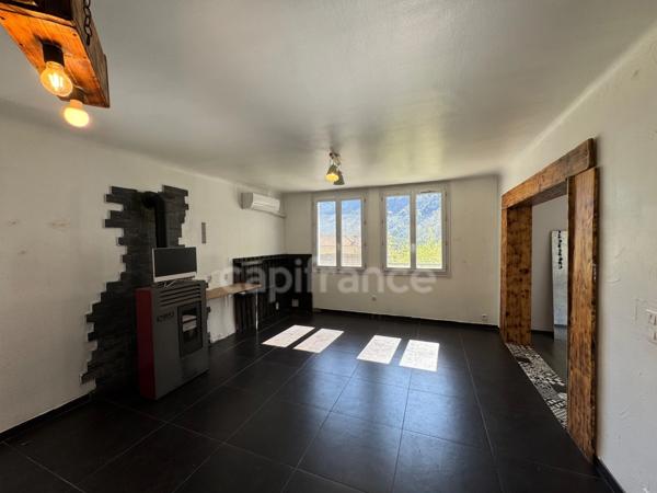 Maison avec travaux + studio indépendant 104 m2 + Garage fermée - au calme CLANS (06)