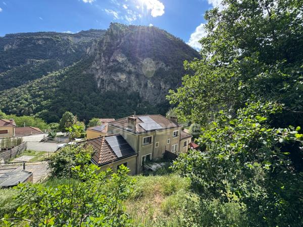 Maison avec travaux + studio indépendant 104 m2 + Garage fermée - au calme CLANS (06)