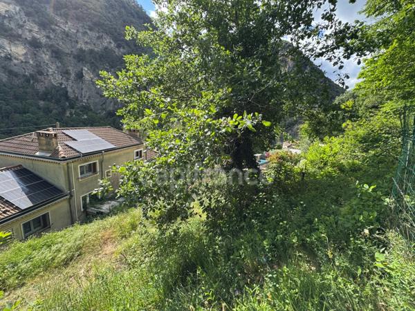 Maison avec travaux + studio indépendant 104 m2 + Garage fermée - au calme CLANS (06)