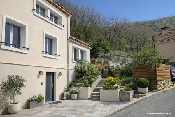 Maison avec travaux + studio indépendant 104 m2 + Garage fermée - au calme CLANS (06)