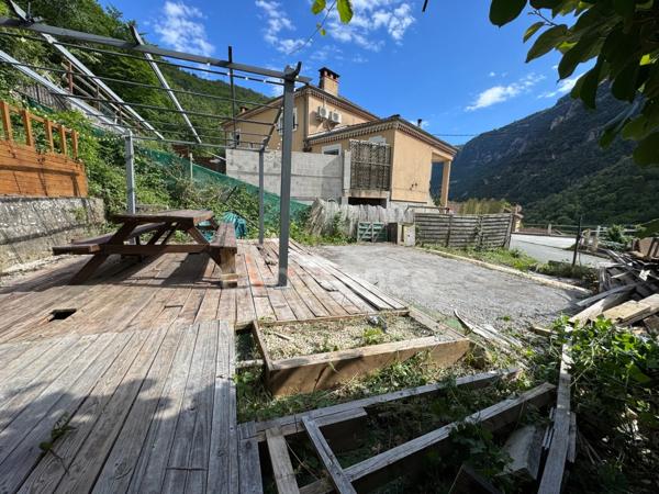 Maison avec travaux + studio indépendant 104 m2 + Garage fermée - au calme CLANS (06)
