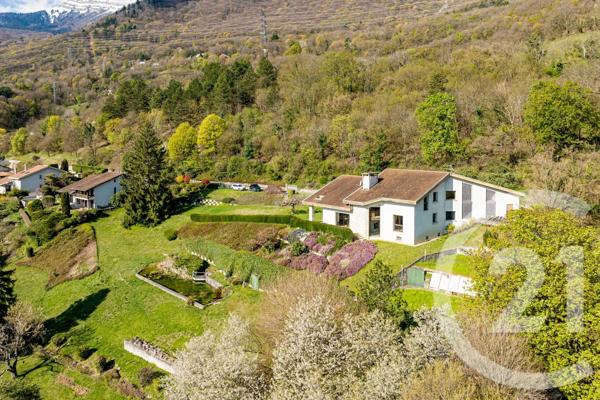 Maison à vendre  7 pièces - 253 m 2   CLAIX  - 38
