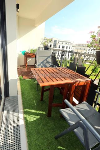Situé dans le nouveau quartier de Chessy, à environ 8 minutes à pied de la gare, découvrez ce magnifique appartement F3, appartement très ressent, dans un environnement calme, neuf et proche de toutes les commodités (commerces, écoles, transports ...).

Cet appartement comme neuf offre de très belles prestations :

Une pièce de vie lumineuse avec cuisine ouverte entièrement équipée et aménagée avec goût
Un balcon de près de 6m2,  exposé  sud, ouest  avec vue dégagée sans aucun vis-à-vis
Deux grandes chambres
Une spacieuse salle de bain
Un cagibi / espace de rangement
Une place de parking en sous-sol sécurisé
Une cave privative

Le tout dans une résidence récente et sécurisée, au cœur d’un quartier en plein essor.
Belles prestations, parquet , cuisine Cuisinella full équipée, aucun frais à prévoir, volets roulants motorisés .


📍 Idéal pour une famille, un jeune couple ou un investissement locatif.

À visiter sans tarder !