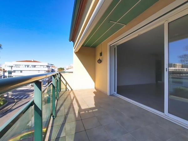 Appartement rénové avec terrasse et garage