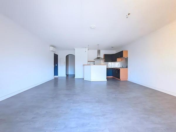 Appartement rénové avec terrasse et garage